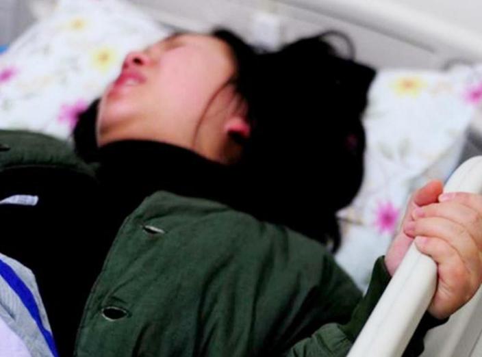 顺产后医生给掏出血怎么回事,顺产后被切掉子宫