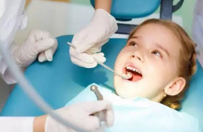 小孩换牙掉的牙齿扔哪里,孩子掉了上牙扔在哪里呢