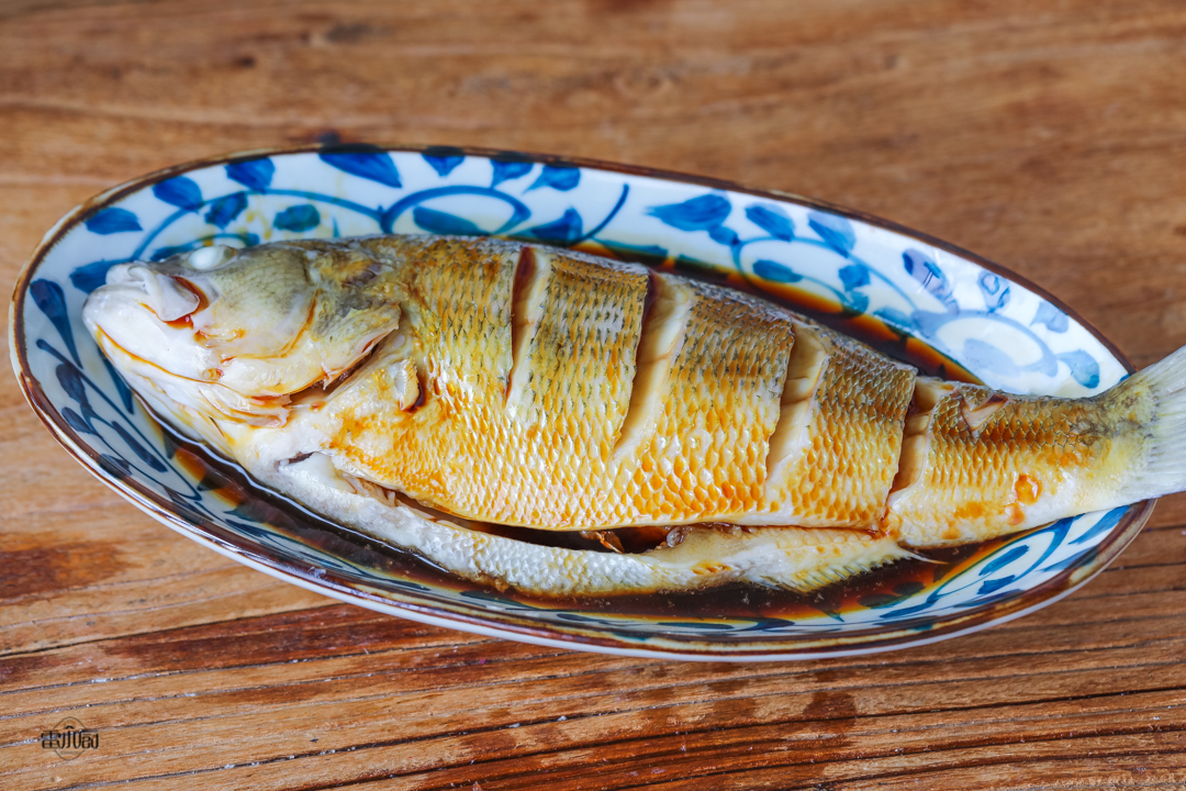 蒸鱼时先放蒸鱼豉油还是先淋热油,蒸鱼是先淋油还是先淋蒸鱼豉油