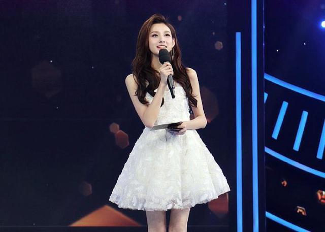 她是央视最美足球主播，因泳裤掉落意外走红，26岁事业有成仍单身