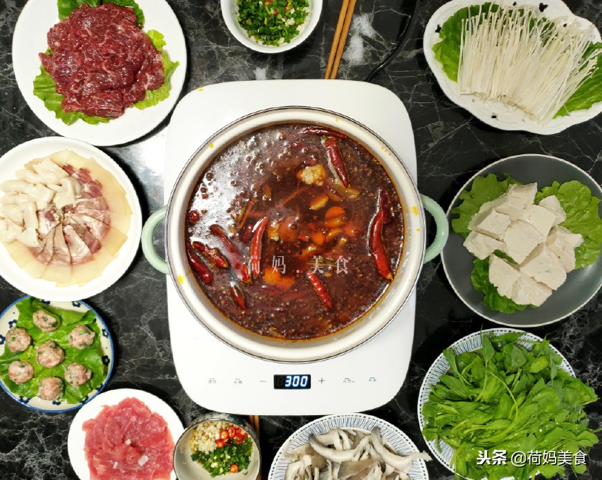 家庭自制小火锅吃起来,小两口在家自己做火锅