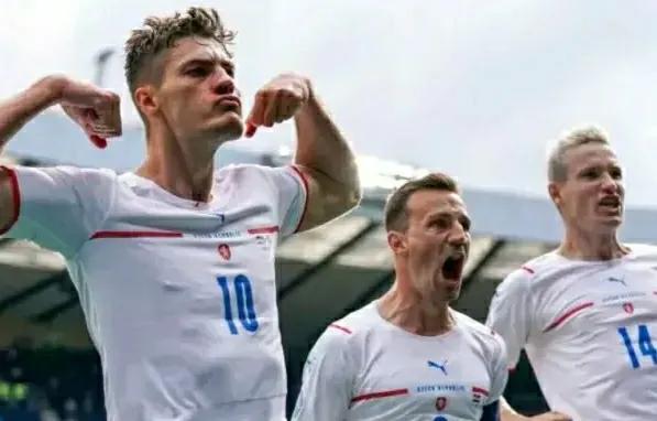 欧洲杯，英格兰Vs捷克，小组最后一轮双方会力拼争夺小组第一？