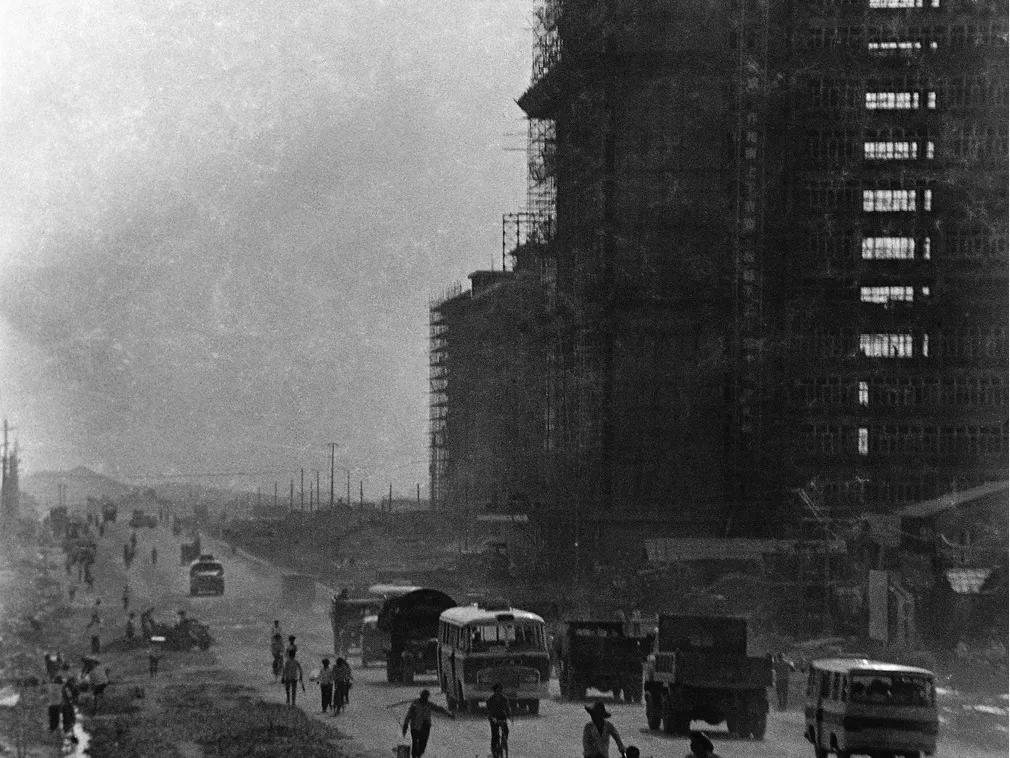 四十年后天堂向右深圳向左,天堂往左深圳往右简介