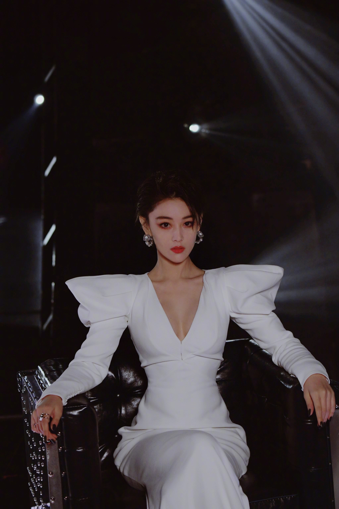 张馨予短发造型惊艳十足攻气满满,张馨予长发风情万种短发又酷又飒