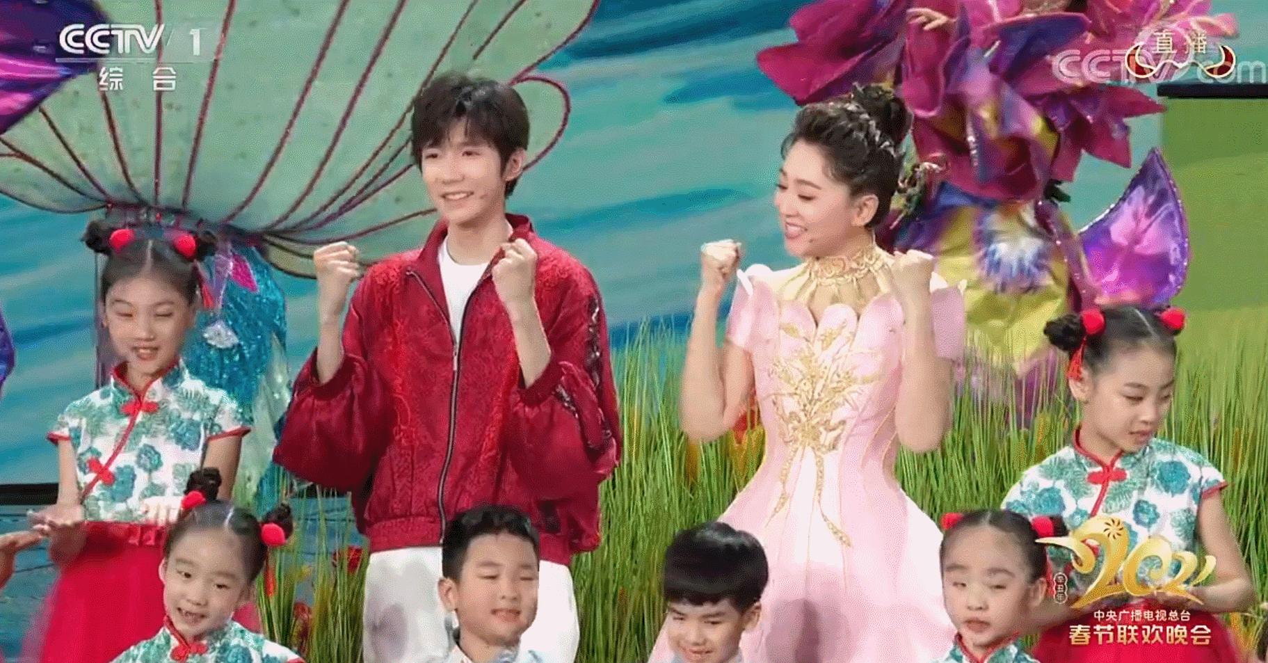 王源在春晚采访上说的话,王源和月亮姐姐上春晚的节目视频