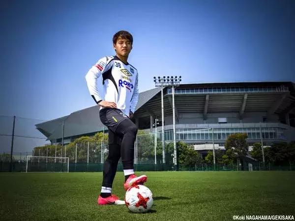 作死?荷甲豪门签日本核心,发“脑残式”官宣海报惹毛全亚洲球迷