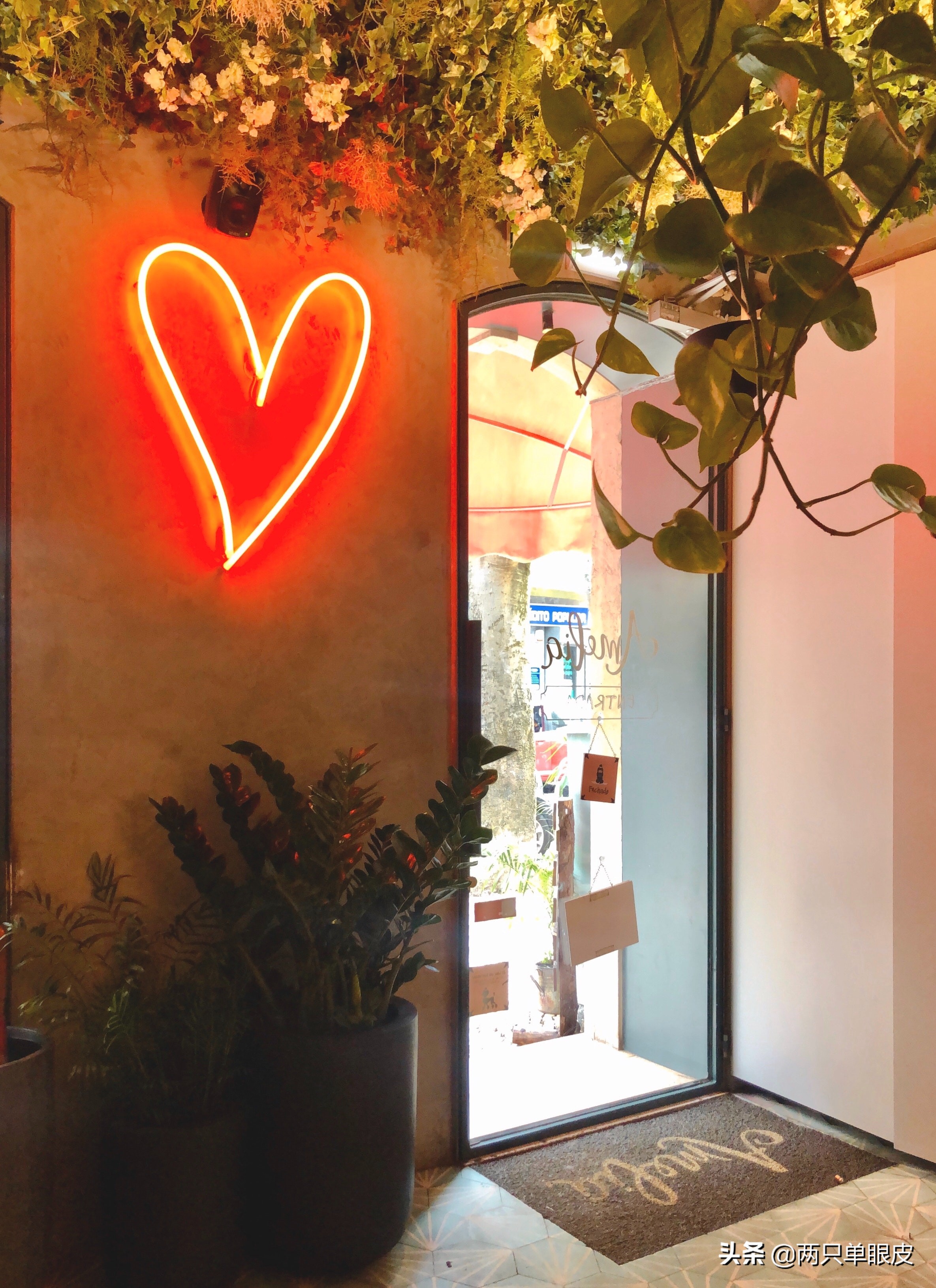 女生说不是女朋友就不要送礼物,女朋友说不用送她回去怎么办