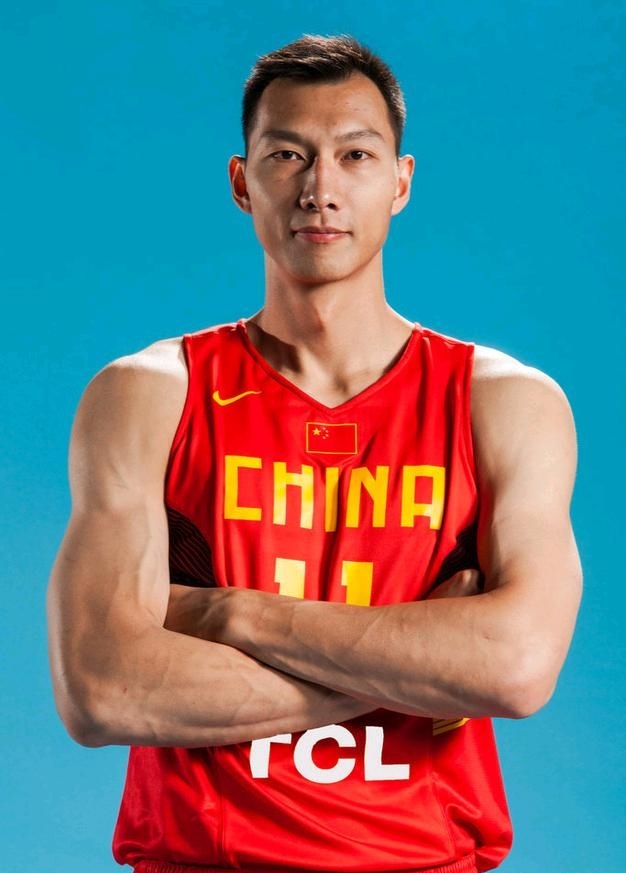 戏说中国男篮，姚明恨铁不成钢，易建联光荣卸任，男篮一地鸡毛