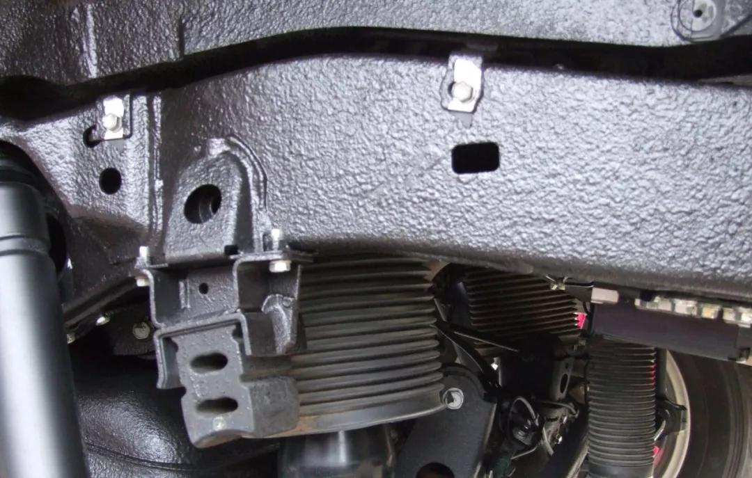 底盘装甲一般喷的是什么样颜色的,新车喷底盘装甲多久能开