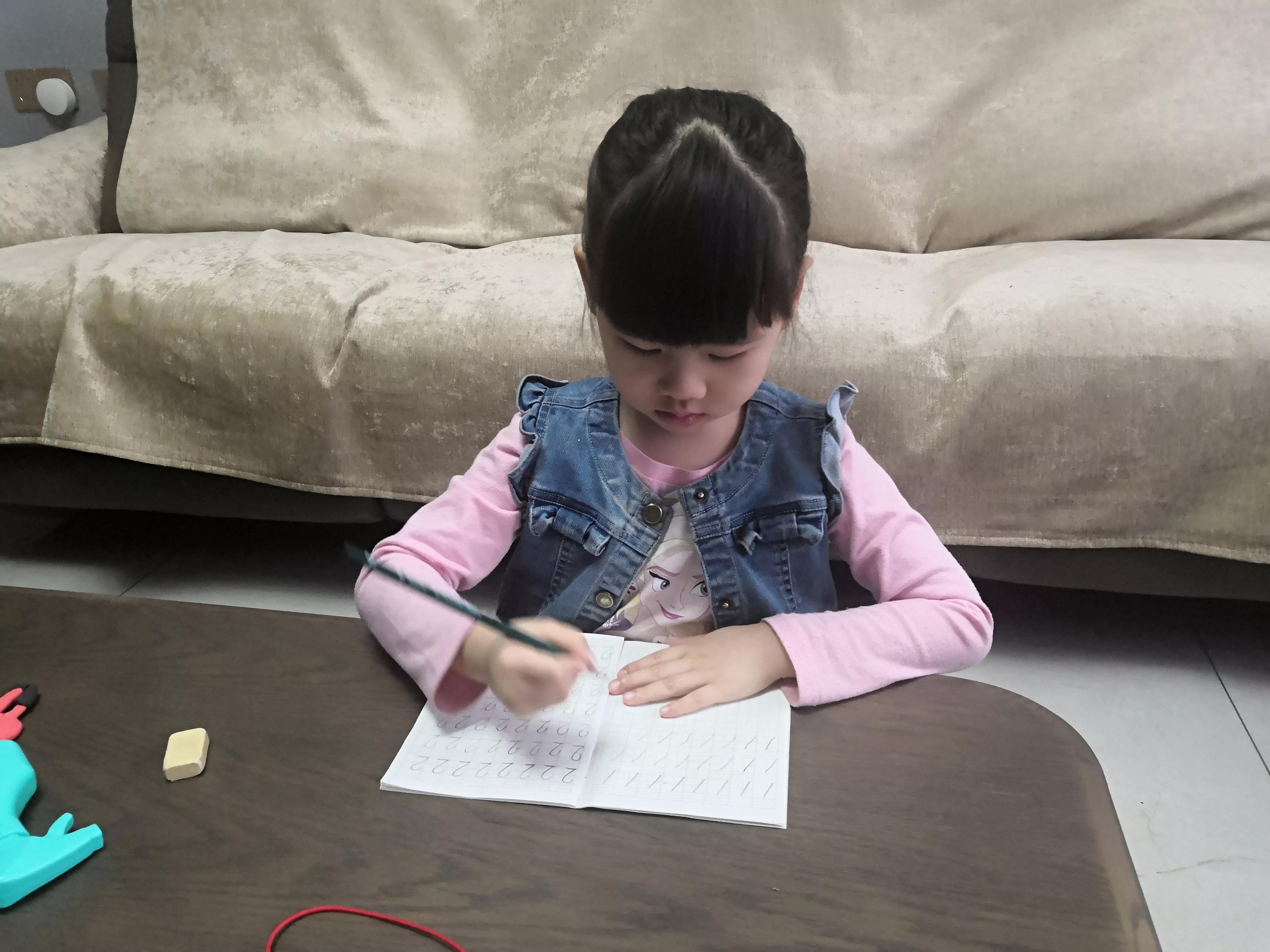 学霸的橡皮vs学渣的橡皮,一块橡皮就能看出学生是学霸