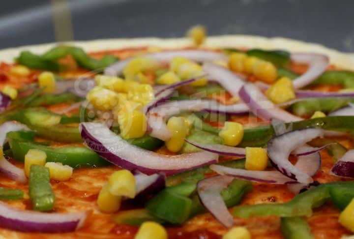 披萨饼底粘烤盘怎么回事,为什么自己烤的披萨馅料与饼不粘