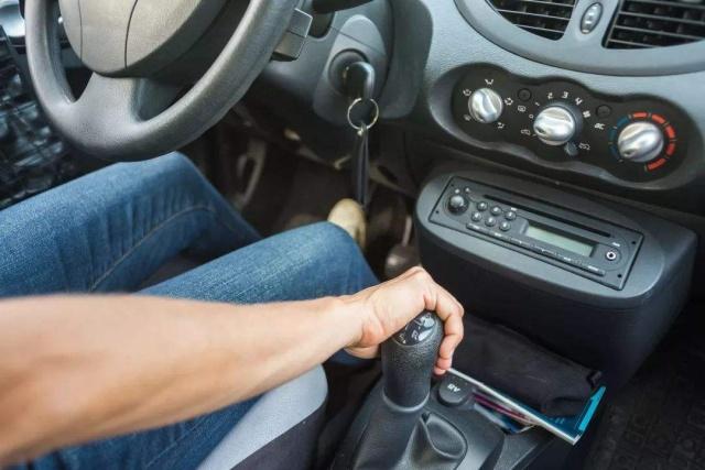 下陡坡路段制动突然失效正确做法,下陡坡熄火刹不住怎么办