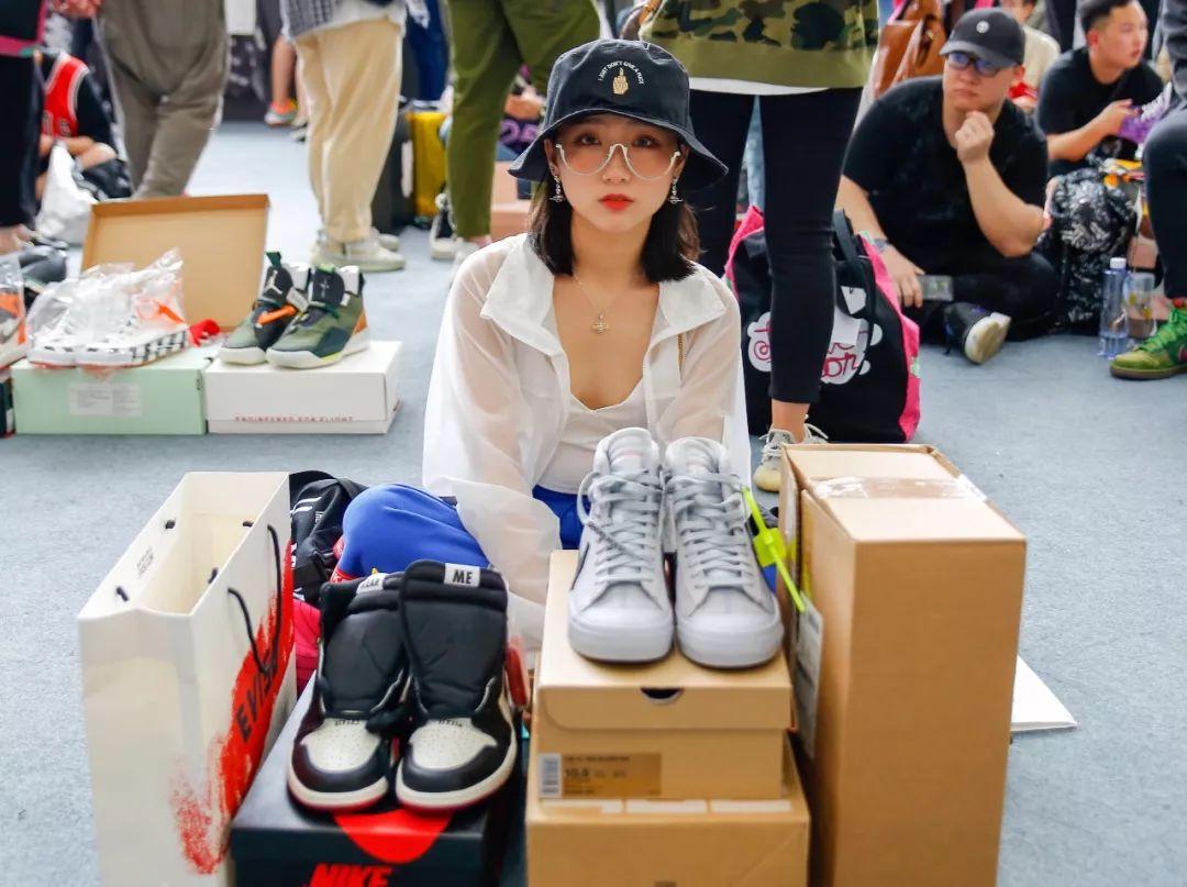 大学生一个月生活费给男朋友买鞋,大学生一个月生活费800可以吗