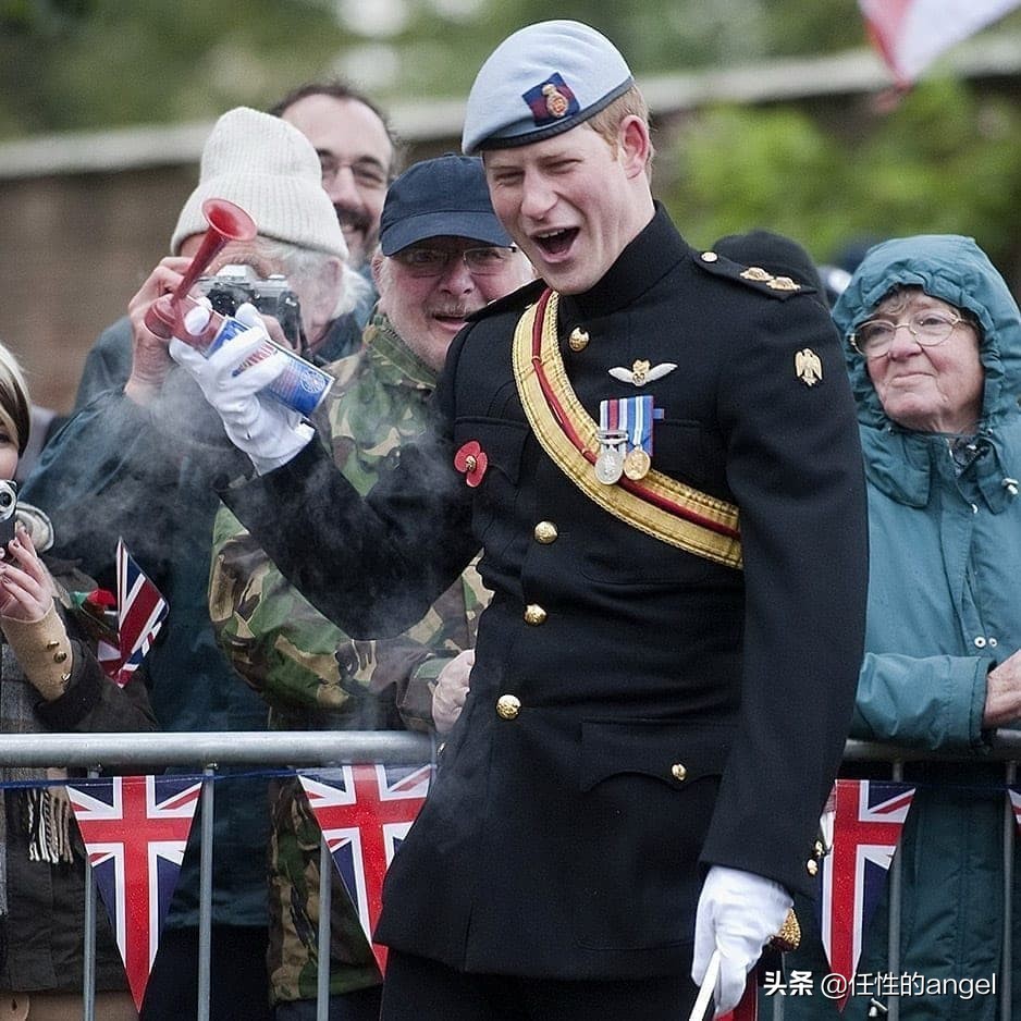 英国王室小王子搞怪,英国王室抢眼绿色高颜值王室成员