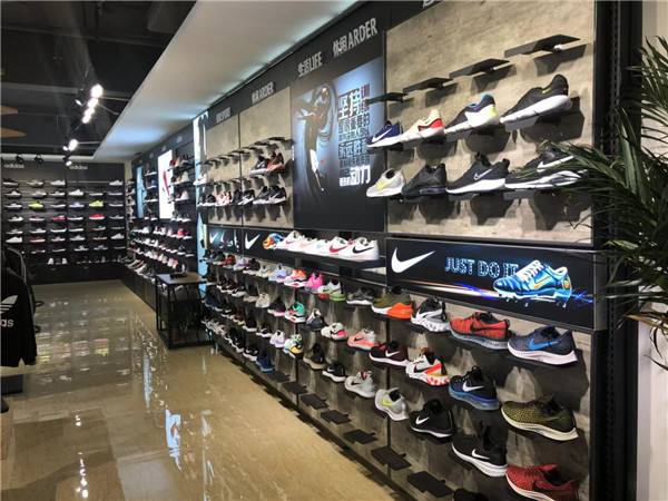 财富广场有卖阿迪耐克的店吗,财富中心有卖耐克的吗