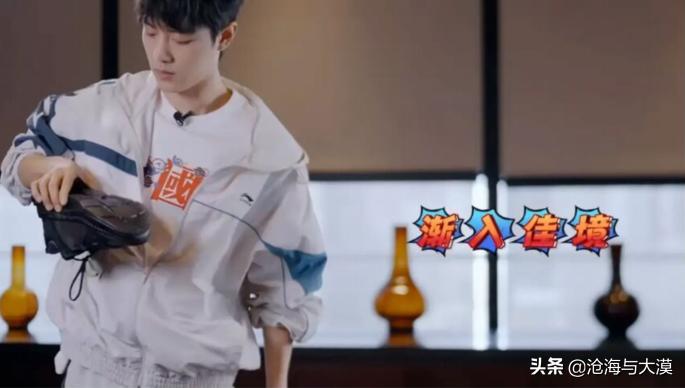 肖战用鞋底颠乒乓球完整版,肖战鞋底颠球图