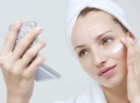 使用眼霜99%的人都犯过这些错,用几百块的眼霜竟然会长脂肪粒