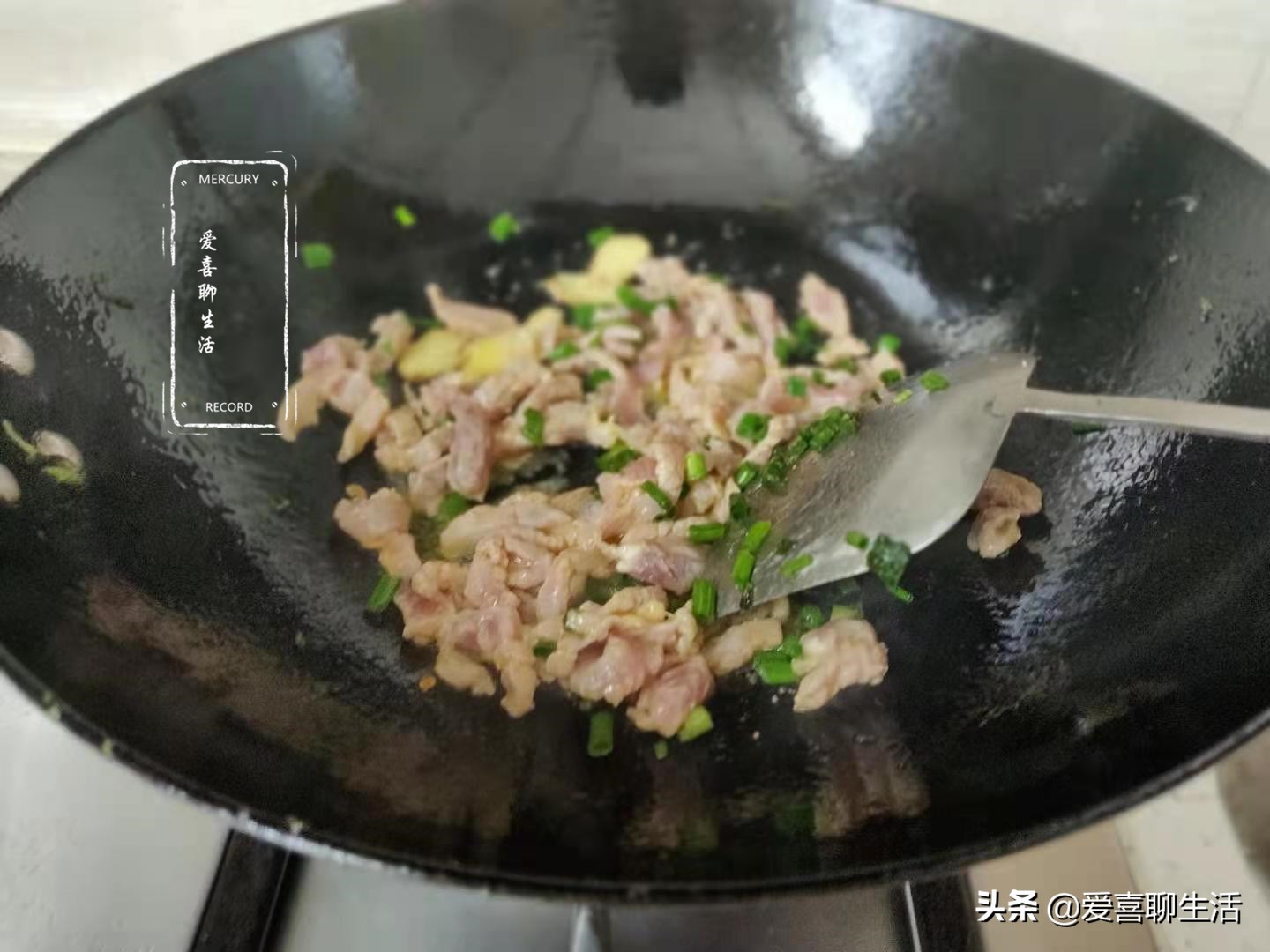 这是春天不可错过的一口鲜，清香脆嫩明目养人，错过就要等一年