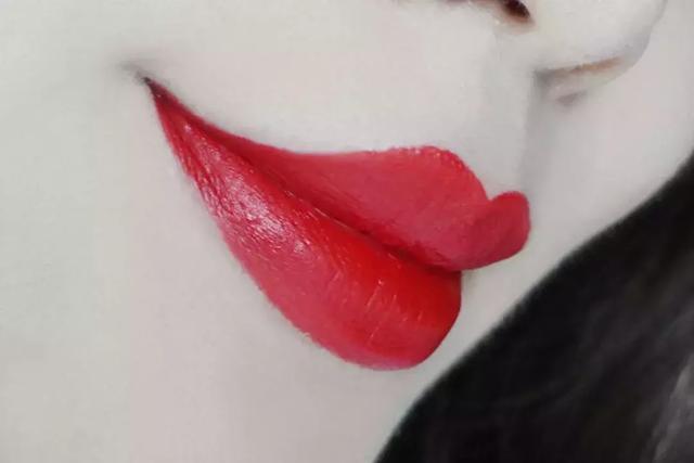 李佳琦一次性试色15支正红色口红，top1是这一支你服不服？