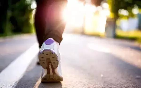 每天跑步后脚底板疼痛,跑步脚底板中间凹位疼