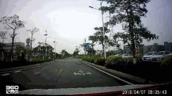 男子开三轮车被撞飞出去安全落地,男子骑摩托车被货车撞倒