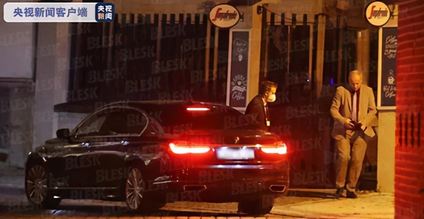 女子系鞋带被同伴推入水库,女子系鞋带被同伴推入水中后续