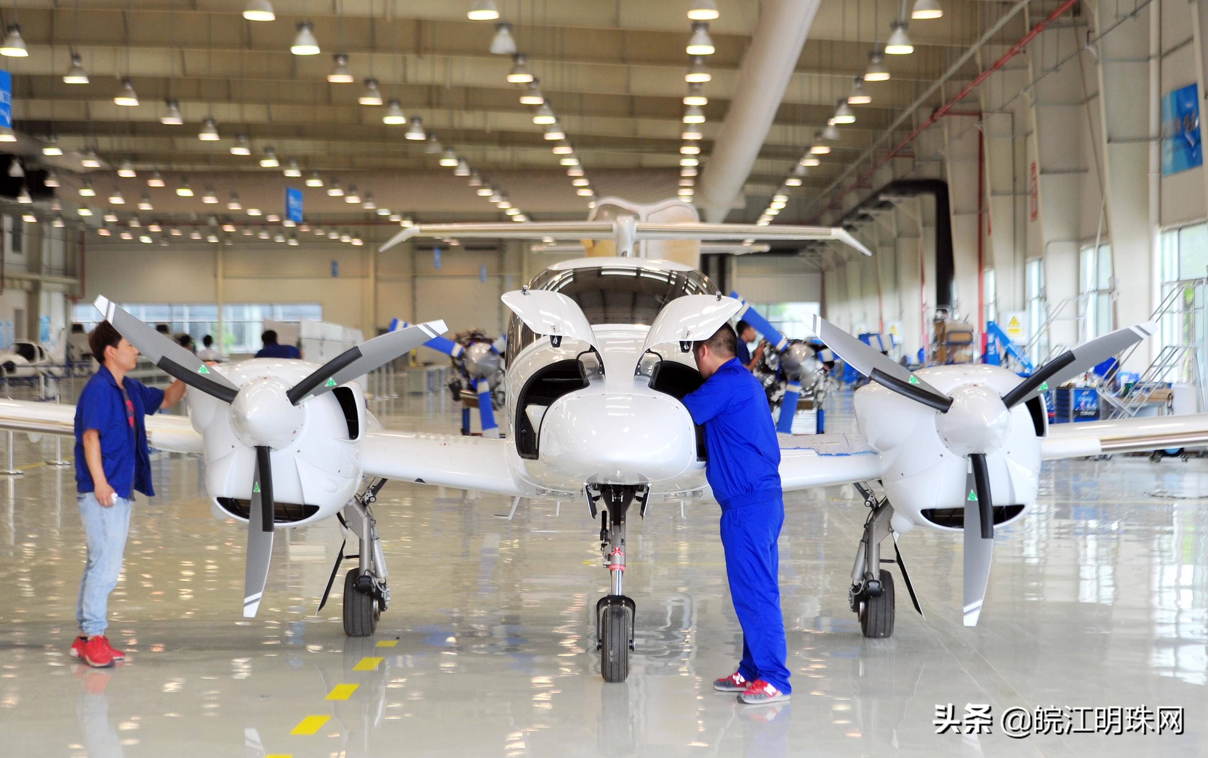 勇立潮头砥砺奋进文章,勇立潮头敢为人先作品