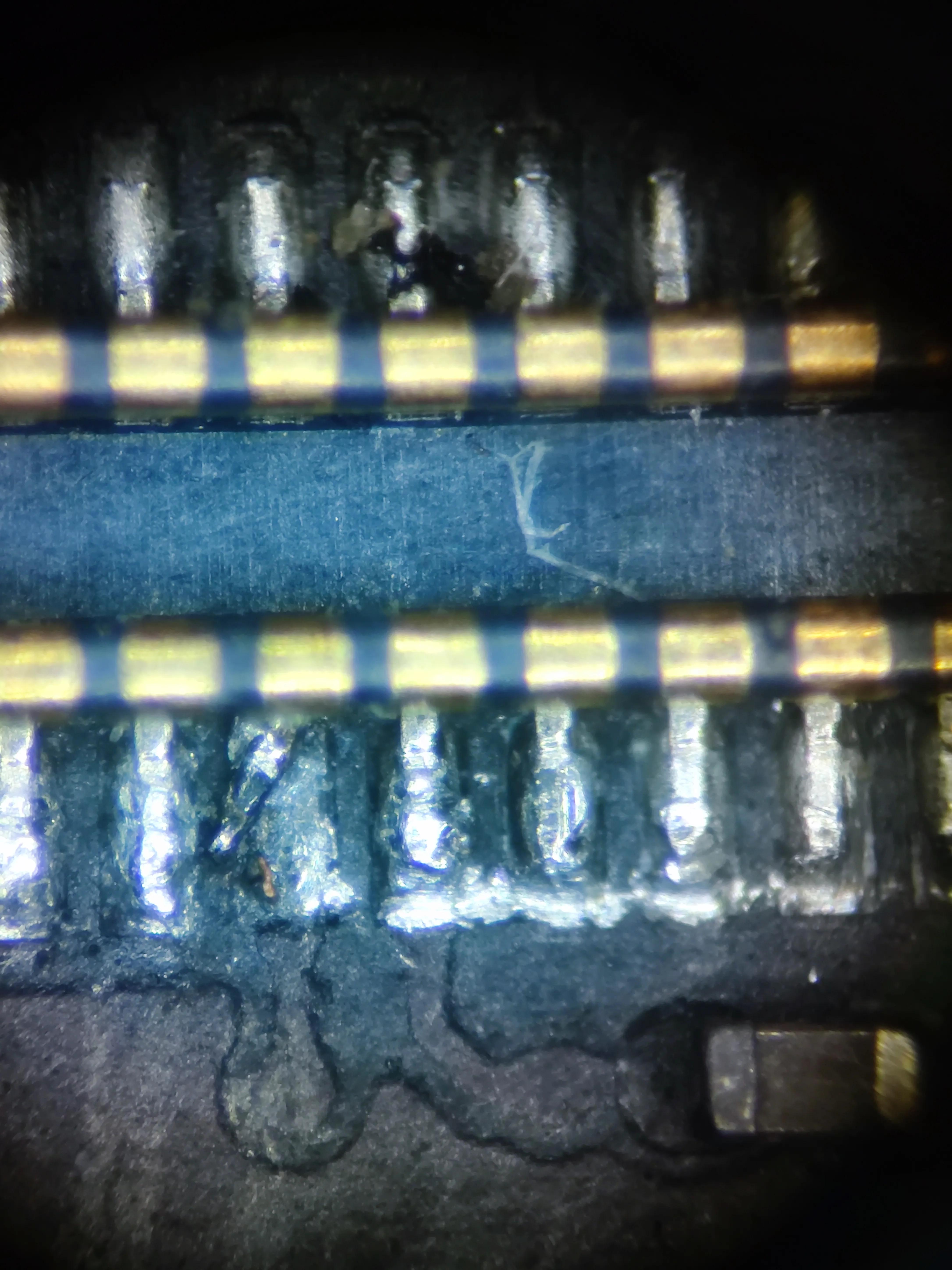 苹果5se开机花屏维修,苹果5s开机键坏开不了机