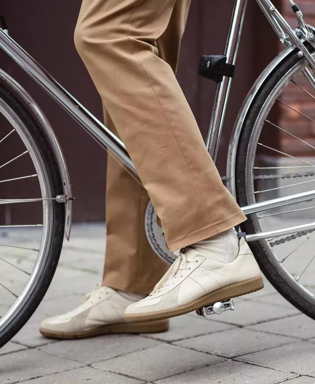 男人穿什么鞋对脚最好,男人穿什么裤子显腿长