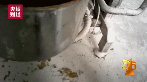 发现男友联系前任赌气吃辣条女子狂吃5包腹痛呕吐不止