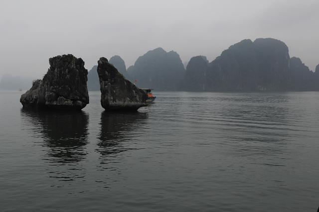 这里虽然风景如画人们生活的却很凄惨没日没夜的追着大船讨生活