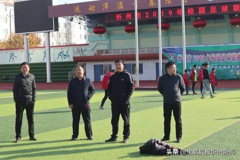 热烈祝贺篮球队取得冠军,乡村小学勇夺全市足球联赛冠军