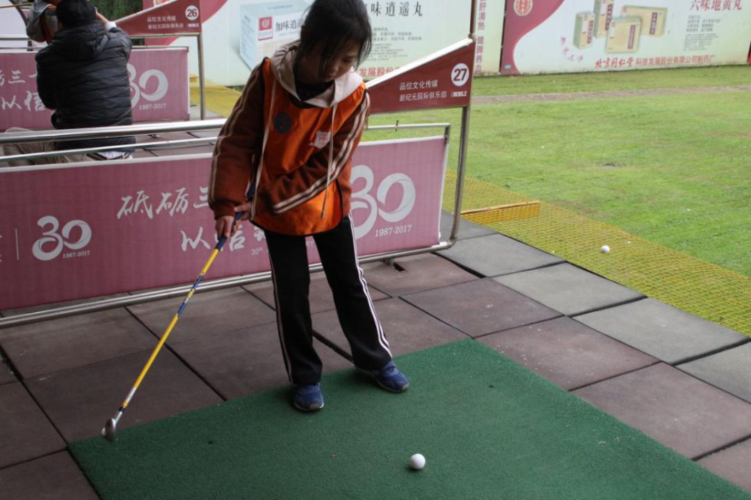 绫虫仼鍥介檯,绫虫仼鍥介檯鑻辫