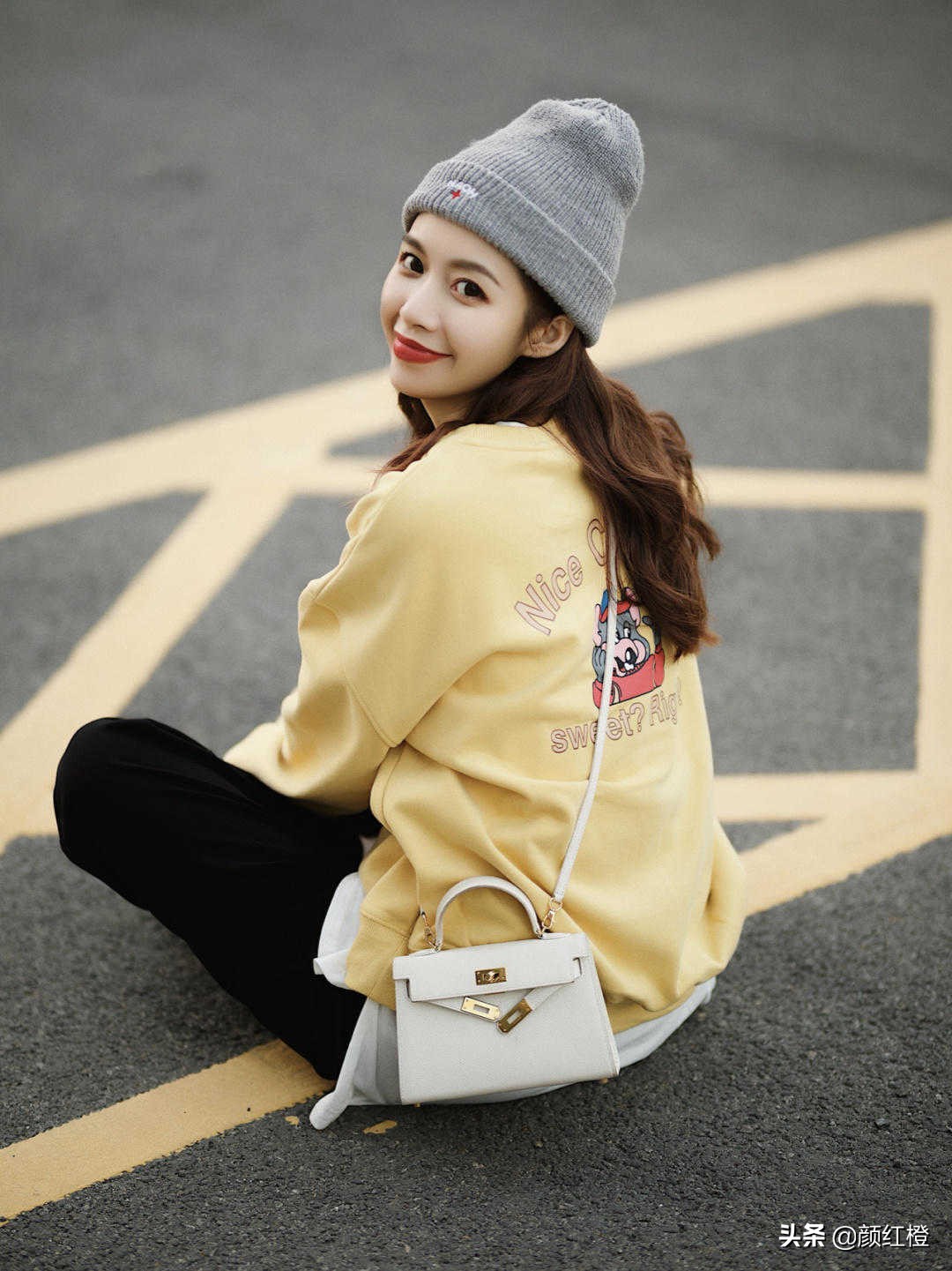 秋天的卫衣搭配思路,秋天卫衣这样穿个性时髦又减龄