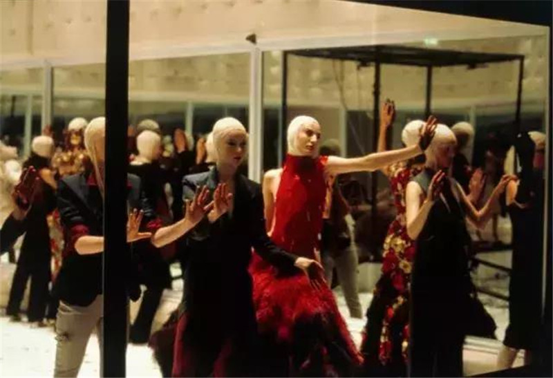 Gaga最爱的设计师麦昆，用自己受虐的经历，创作无数举世设计