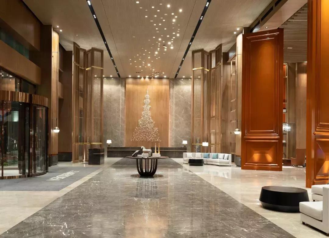 躺酒店床上看风景,躺在星级酒店房间床上看电视