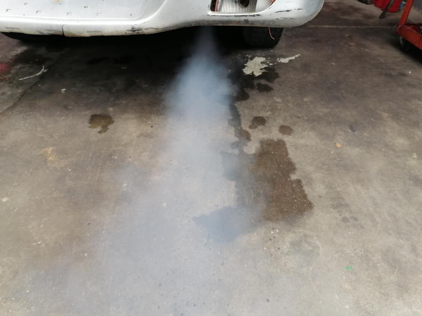 发动机冒白烟蓝烟烧机油,尾气大量冒蓝烟要不要大修发动机