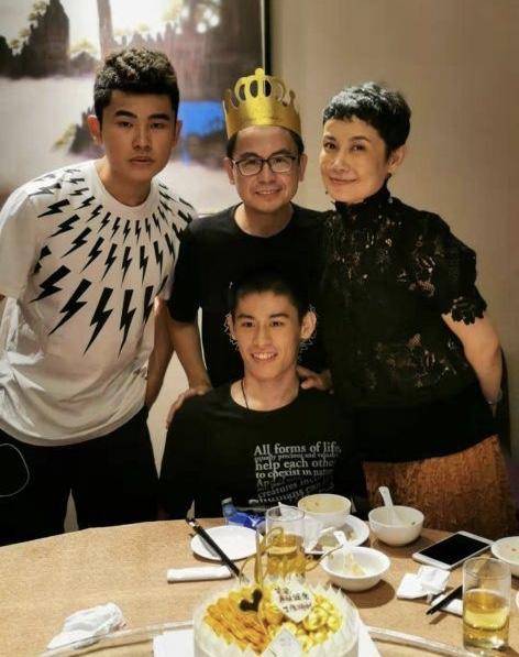 周星驰御用配角黄一飞,周星驰黄一飞片酬