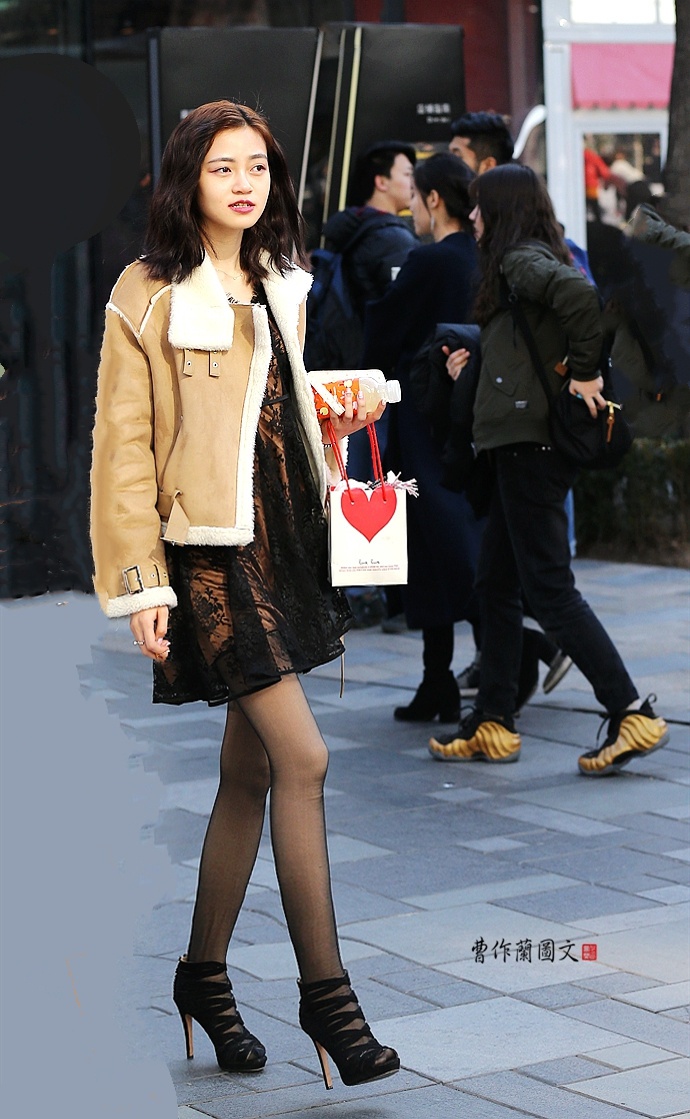 美女街拍尖头平底鞋,街拍夏季鱼嘴鞋