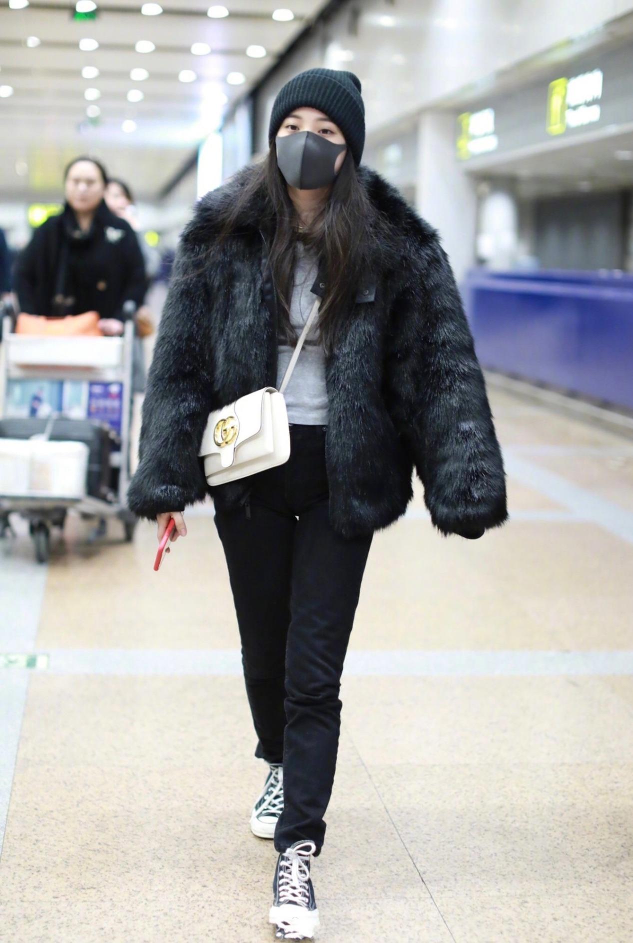 不懂大衣的廓形劝你别乱穿,皮草大衣怎么穿搭