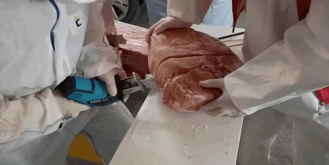 每切一块冻猪肉，就像下了一场猪肉味儿的雪