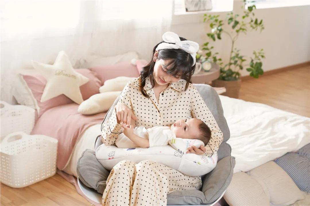 新生儿呛奶窒息该如何处理,新生婴儿呛奶的急救方法