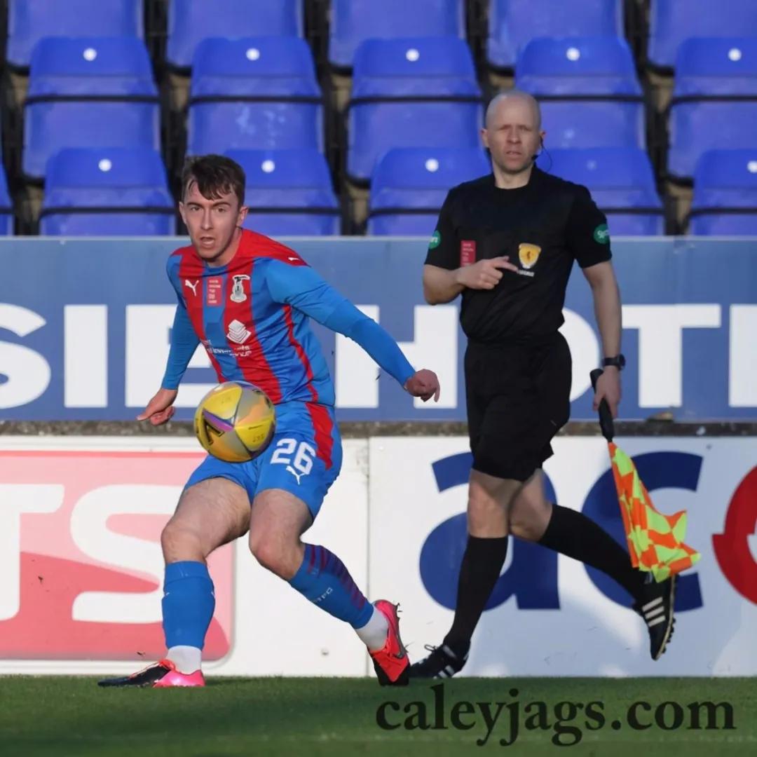 ai误认裁判光头为足球裁判,足球转播ai对焦到裁判的头上