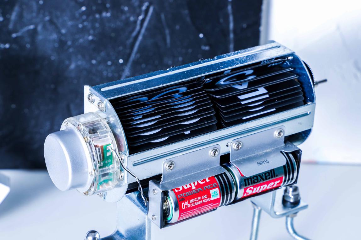 逆天了！没有指针屏幕，这块时钟居然靠翻页来计时