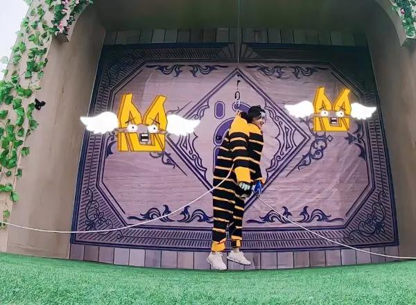 baby被球撞开几米远,baby鼻子被捏变形