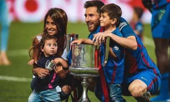 年轻梅西和现在梅西同框,梅西年轻与年老同框