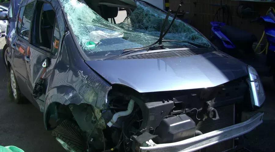 广告牌掉落砸坏车子谁的责任,广告牌掉落伤人赔偿判例