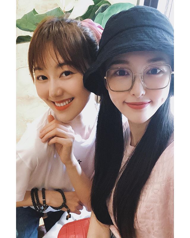 唐嫣晒家中内景照，穿名牌对镜头玩自拍，家装风格走传统路线