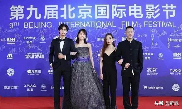 1米8大长腿，抿嘴笑爆红被吹顶级神颜，没想到竟然是照骗...