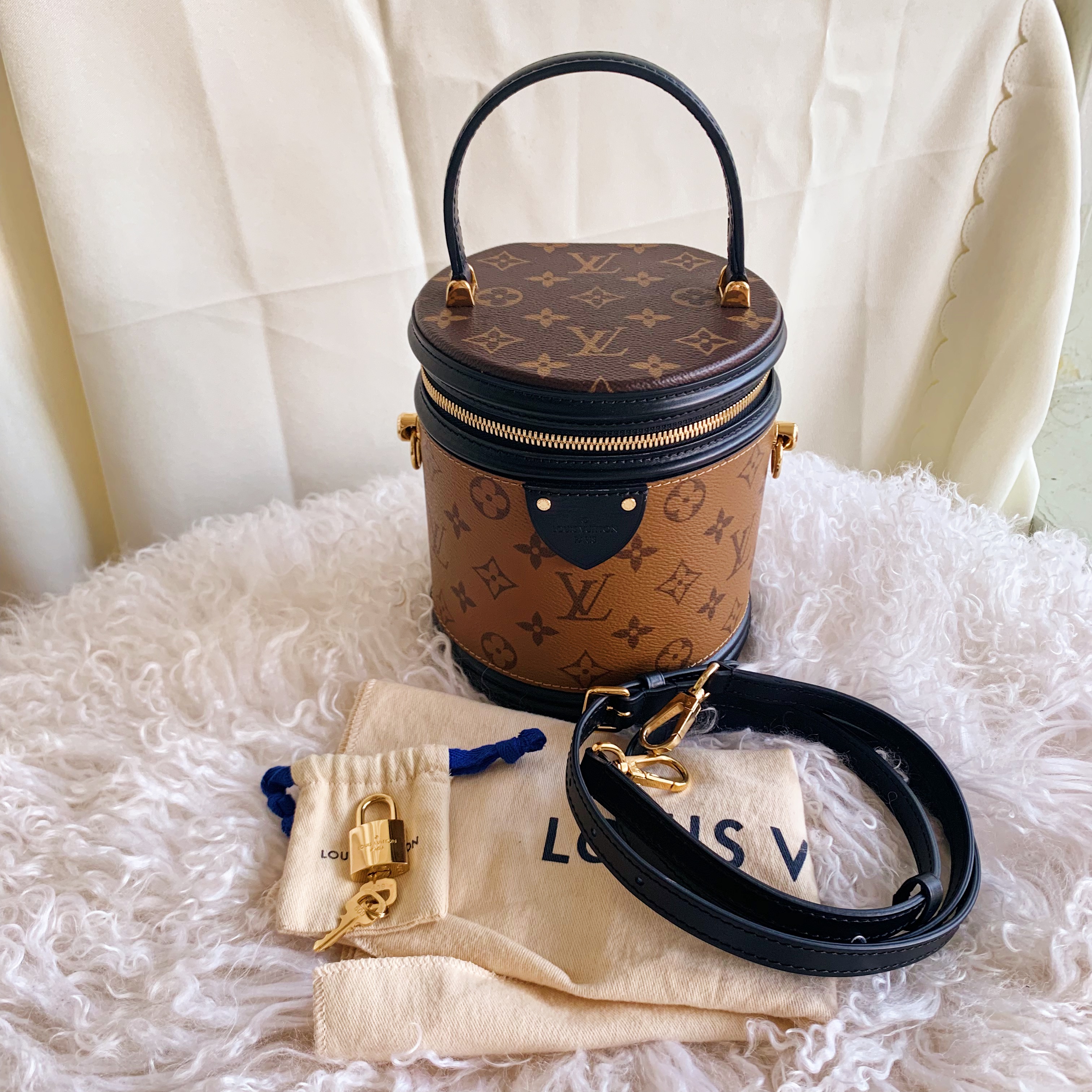 lv防晒衣男款,lv真假辨别最快的方法